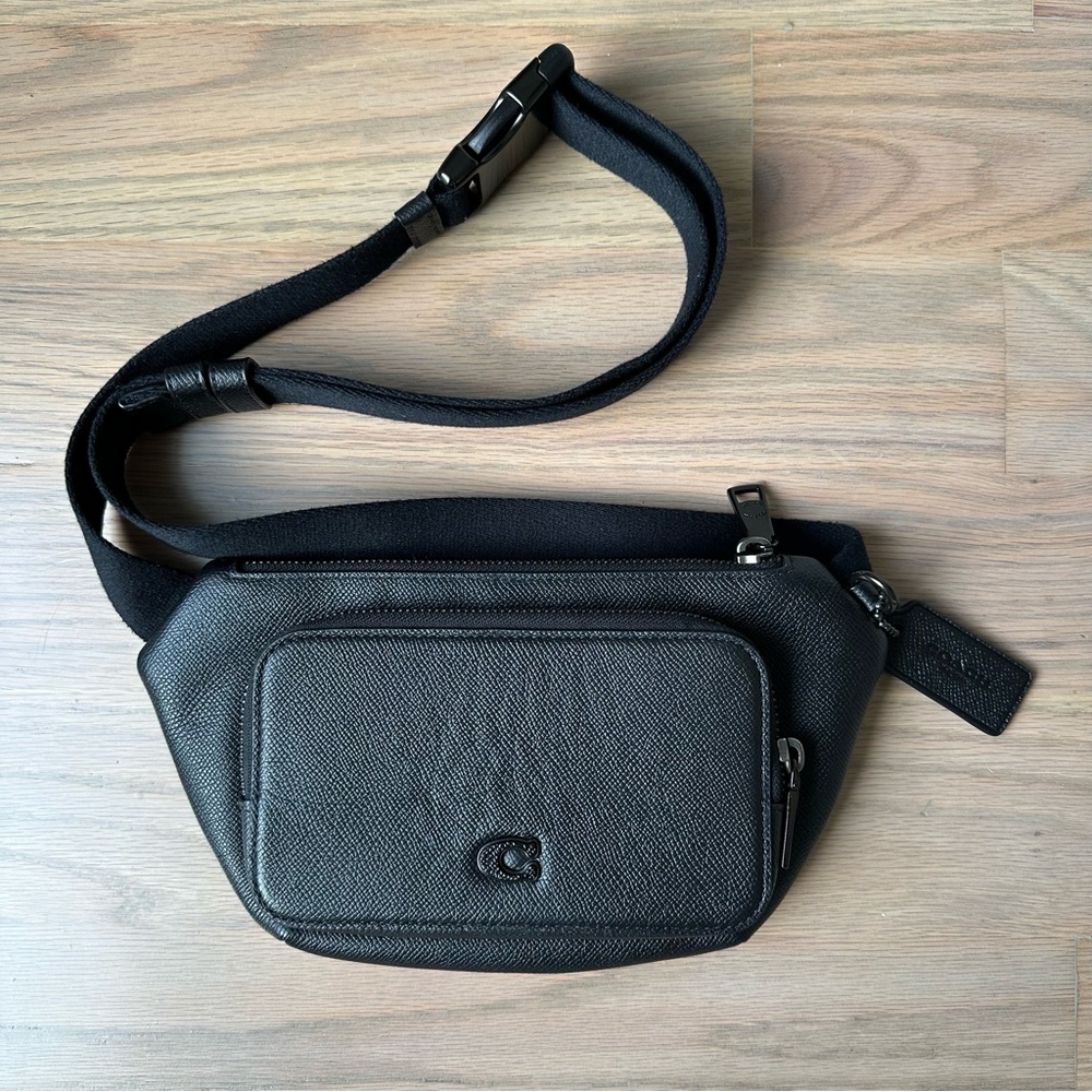 🌿 COACH Leather Sling Bag